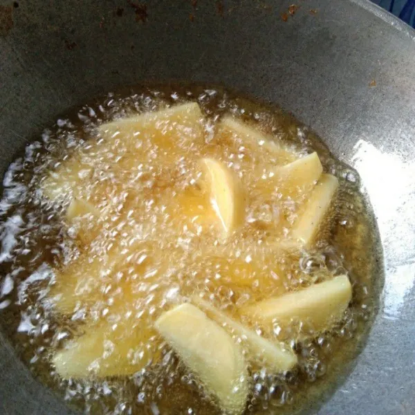 Goreng kentang hingga matang kecokelatan, tiriskan