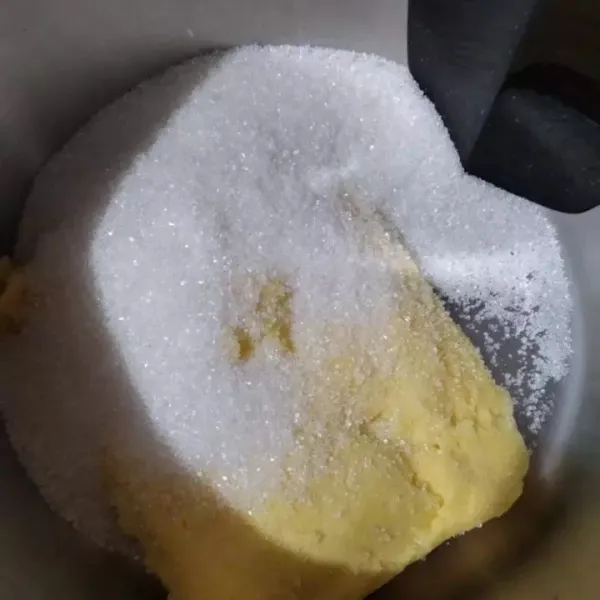 Mixer mentega dan gula pasir.