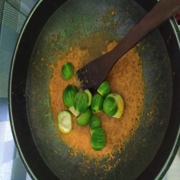 Masukkan potongan terong, tumis hingga terong layu