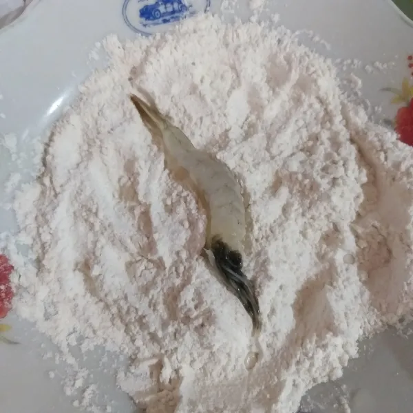 Siapkan tepung kering, dengan mencampurkan semua bahan. Kemudian ambil satu per satu udang dari rendaman dan balurkan pada tepung, lakukan hingga 2 kali.