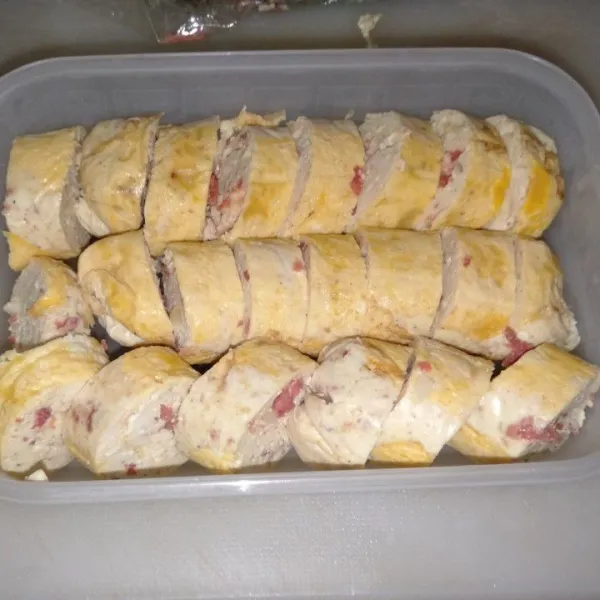 Bila sudah matang, angkat. Kemudian potong dengan ukuran sesuai selera. Bisa disimpan di wadah kedap udara lalu simpan di dalam freezer. Tahan sampai 1 minggu di dalam freezer.