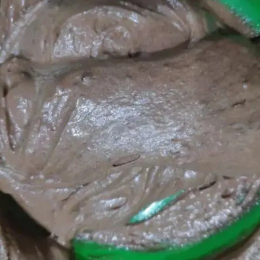 Siapkan wadah lain, ambil sedikit adonan tambahkan coklat bubuk dan aduk merata.
