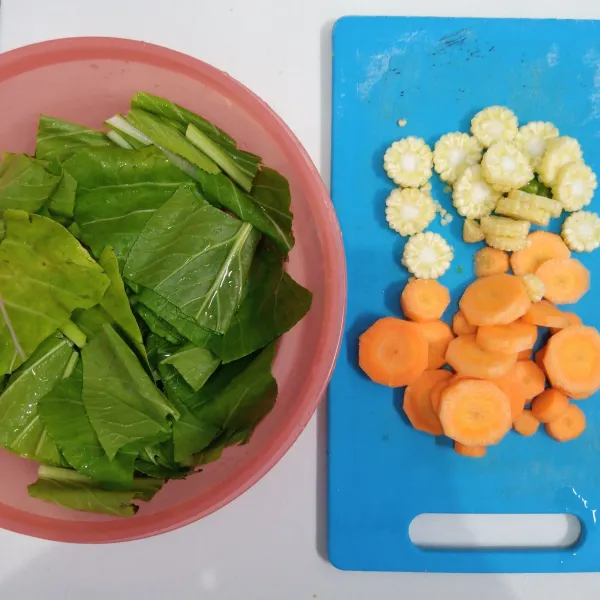 Siapkan sawi, wortel dan baby corn. Potong-potong. Kemudian cuci bersih.