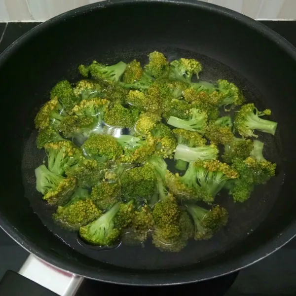Rebus secukupnya air dan 1/2 sdt garam hingga mendidih, lalu masukkan brokoli. Rebus selama 2 menit, angkat dan tiriskan.