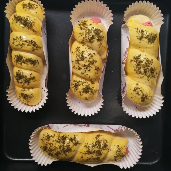 Oles menggunakan kuning telur. Taburi dengan daun parsley. Proofing kembali sekitar 15-20 menit.