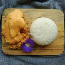 Campur semua bahan saus keju masak hingga menggental, sajikan dengan nasi hangat, ayam goreng tepung dan siram saus keju