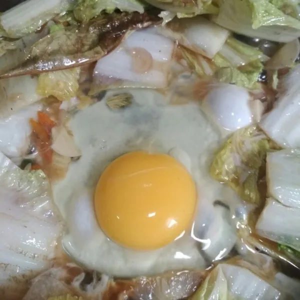 Tambahkan telur ayam aduk cepet hingga tercampur rata antara telur dan bumbu