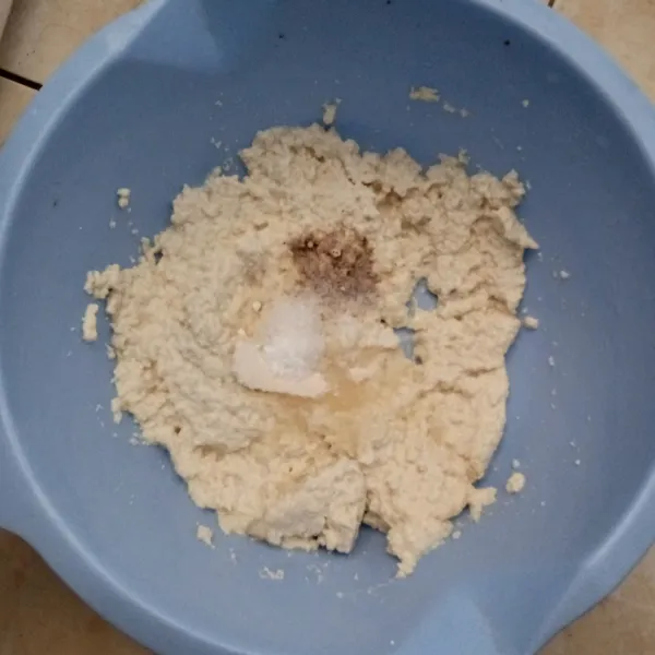 Bumbui tahu dengan garam, gula, kaldu bubuk, bawang putih bubuk, merica bubuk dan baking powder, aduk rata.