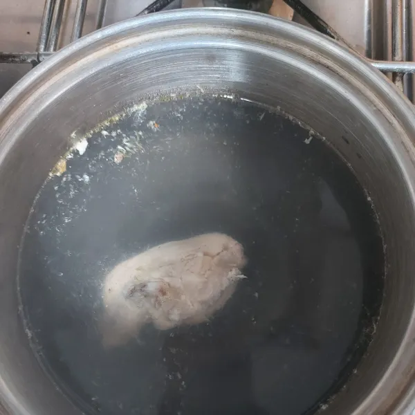 Rebus potongan ayam.