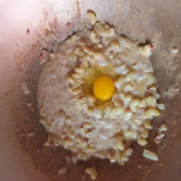 Masukan telur sebentar, aduk hingga tercampur dan telur matang.
