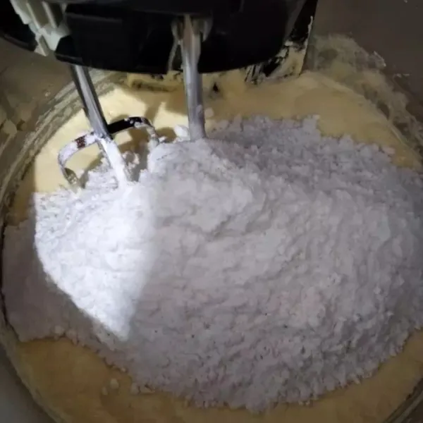 Masukkan tepung dan baking powder yang sudah diayak.