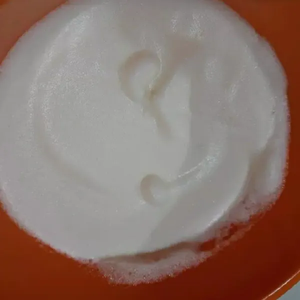 Kocok putih telur sampai kaku.