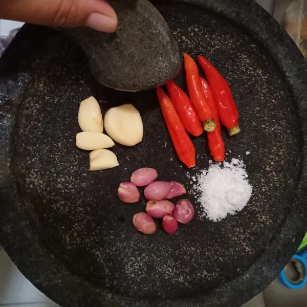 Uleg cabe, bawang merah, bawang putih dan garam