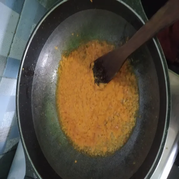 Lalu tumis bumbu halus hingga matang
