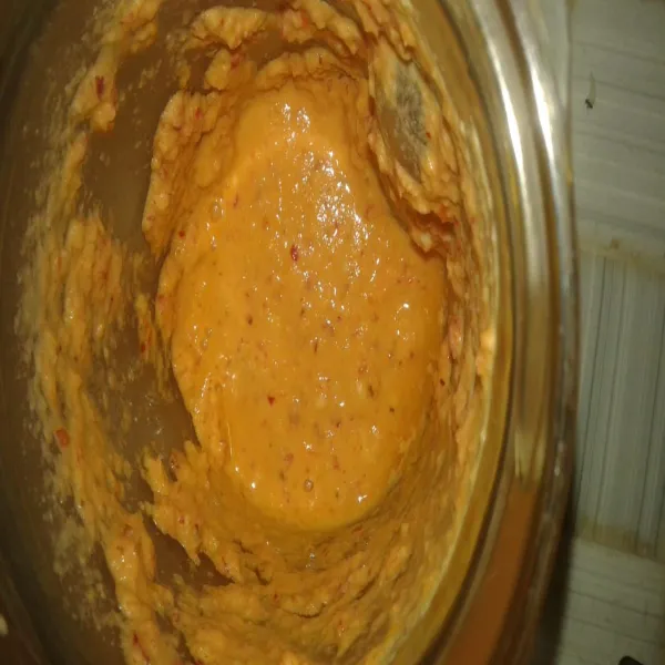 Haluskan semua bahan bumbu halus.