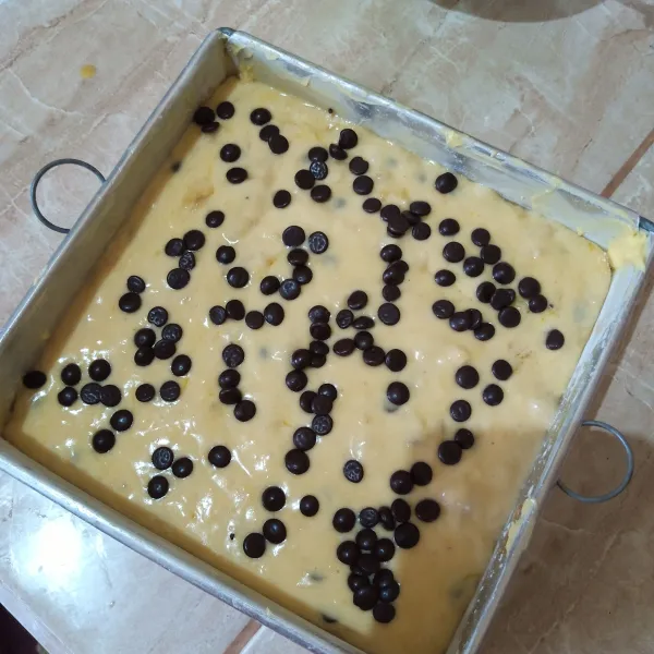 Siapkan loyang, tuang adonan. Taburi dengan choco chip. Oven suhu 170° api atas bawah selama 30 menit