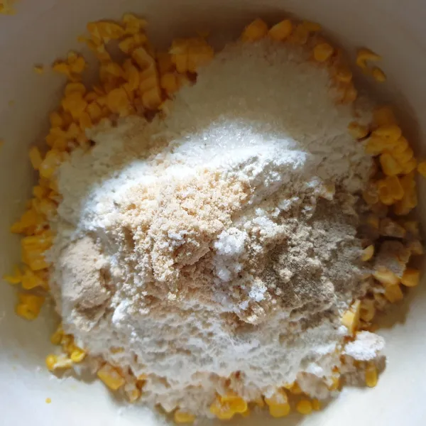Masukkan tepung terigu, merica, garam, gula, kaldu jamur dan bubuk bawang.