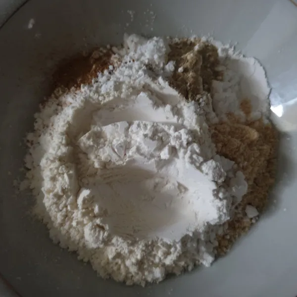 Campurkan tepung terigu, tapioka, lada bubuk, bawang, ketumbar, garam, kaldu jamur dan air. Aduk rata