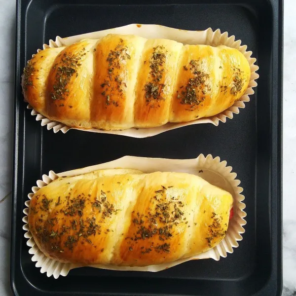 Pada 10 menit terakhir preheat oven, jika sudah 20 menit masukkan loyang ke dalam oven. Oven hingga matang.