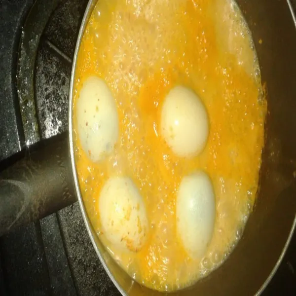 Masukan bumbu halus dan telur rebus. Lalu rebus sampai benar mendidih.