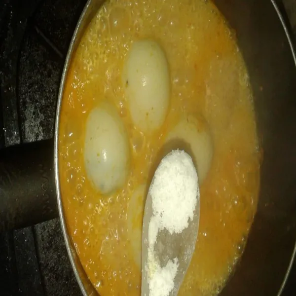 Tambahkan secukupnya garam, gula pasir, kaldu jamur dan air. Masak hingga kuah mengental. Matikan api.