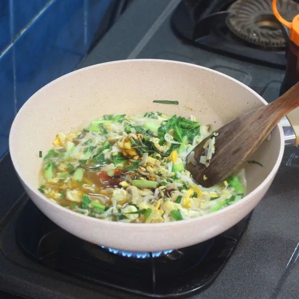 Masukan semua macam sayuran : tqoge, sawi hijau, aduk hingga cukup layu. Masukan juga bakso ikan, bakso sapi dan sosis.