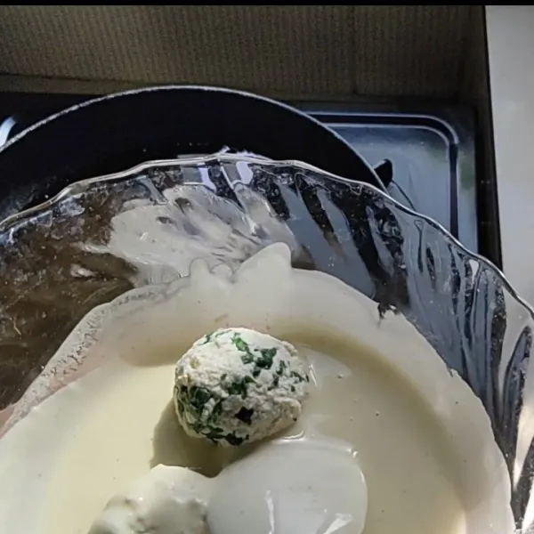 Guling-gulingkan adonan bola ke dalam tepung.