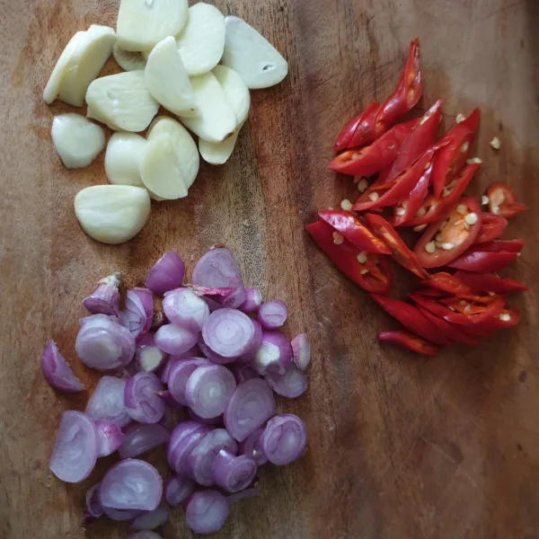 Iris cabe merah, bawang putih dan bawang merah.