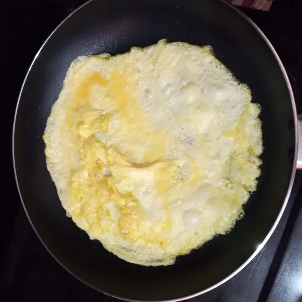 Panaskan sedikit minyak, buat 2 butir dadar telur sampai matang, angkat.