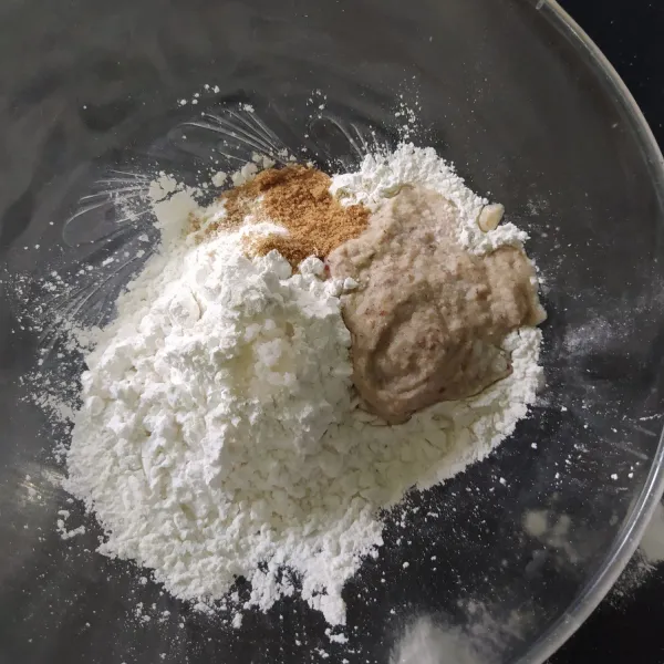 Campur tepung beras, tepung terigu, bumbu halus, garam, gula dan kaldu bubuk dalam satu wadah.
