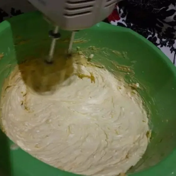 Mixer butter dan gula sampai rata dan tercampur.