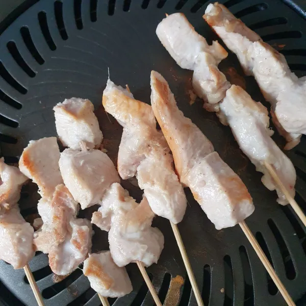 Bakar atau panggang di atas wajan anti lengket hingga ayam matang. Bolak balik sambil dioles sedikit mentega.