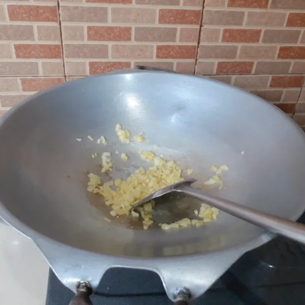 Tumis bawang putih & bombai dengan mentega hingga harum.