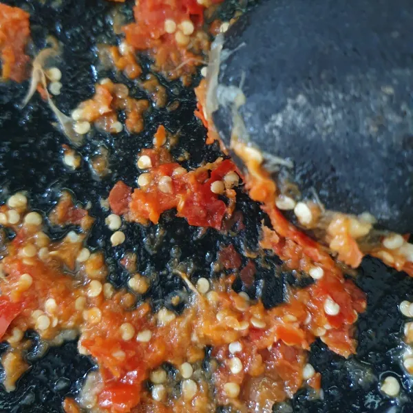 Buat sambal : haluskan cabe rawit, bawang putih dan garam. Masak sedikit air bersama bahan sambal dan gula hingga tidak berbau langu, sebelum mematikan kompor, tambahkan air jeruk nipis dan kaldu jamur.