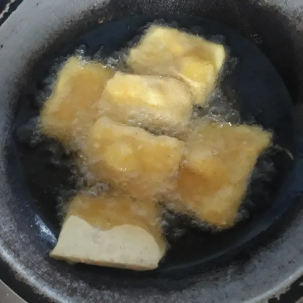 Goreng tempe yang telah dilumuri dengan adonan tepung dalam minyak panas. Goreng hingga kuning kecokelatan lalu tiriskan.