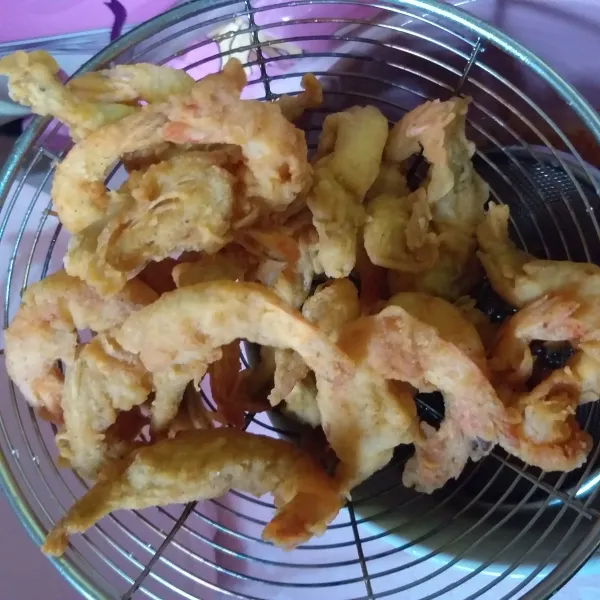 Panaskan minyak, goreng udang hingga kuning keemasan.