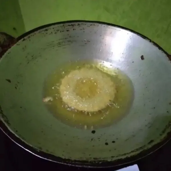 Goreng diminyak panas, ambil sesendok makan sayur lalu masukan ke dalam minyak sambil disiram-siram dengan minyak panas. Masak hingga matang.