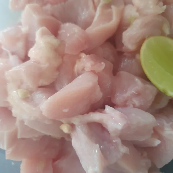 Potong ayam fillet sebesar dadu atau sesuai selera. Kucuri jeruk nipis.