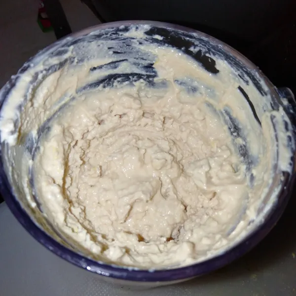 Haluskan tahu dan 1 butir telur dengan blender.