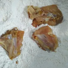 Keesokan harinya, gulingkan daging ayam ke adonan kering