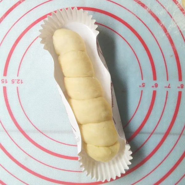 Letakkan di cup. Proofing selama kurleb ±15 menit.