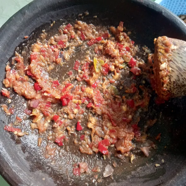 Haluskan bawang merah, bawang putih, cabai merah, cabai rawit, garam, gula pasir dan gula merah