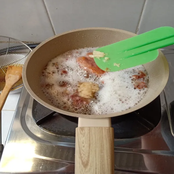 Tambahkan bawang putih yang sudah dihaluskan dan masak sampai bawang menguning.