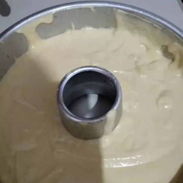 Masukkan ke dalam cetakan yang sudah diolesi margarin. Panggang sampai matang.