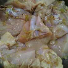 Cuci bersih ayam potong-potong kemudian tambahkan bumbu rendaman aduk rata, diamkan semalaman di kulkas