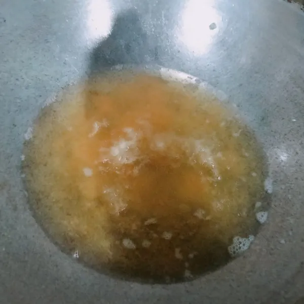 Panaskan minyak, untuk memastikan panas. Masukkan sedikit adonan telur tadi jika langsung berserabut berarti sudah cukup panas.