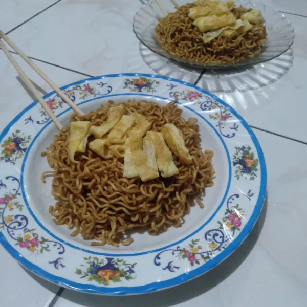 Pindahkan mie dalam piring lalu beri toping diatasnya dengan telur dadar, bisa juga dengan toping lain sesuai selera anda. Mie Setan Sederhana siap dinikmati.