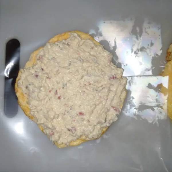 Step menggulung:
Siapkan plastik wrap, lalu letakkan telur dadar diatasnya. Kemudian beri tahu giling diatasnya. Kemudian gulung.
