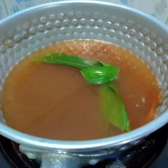 Rebus air dan gula merah sampai larut lalu biarkan hingga hangat kuku.