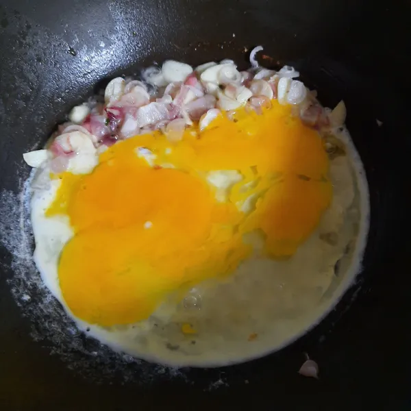 Masukkan telur, tunggu hingga telur agak berkulit lalu buat orak-arik.